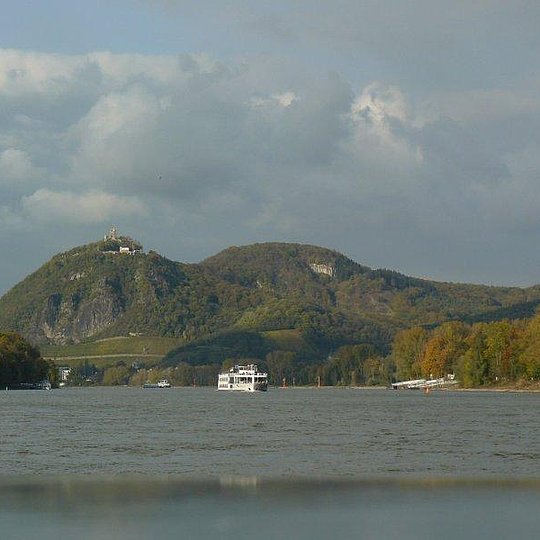Blick vom Rhein aus auf Drachenfels und Wolkenburg