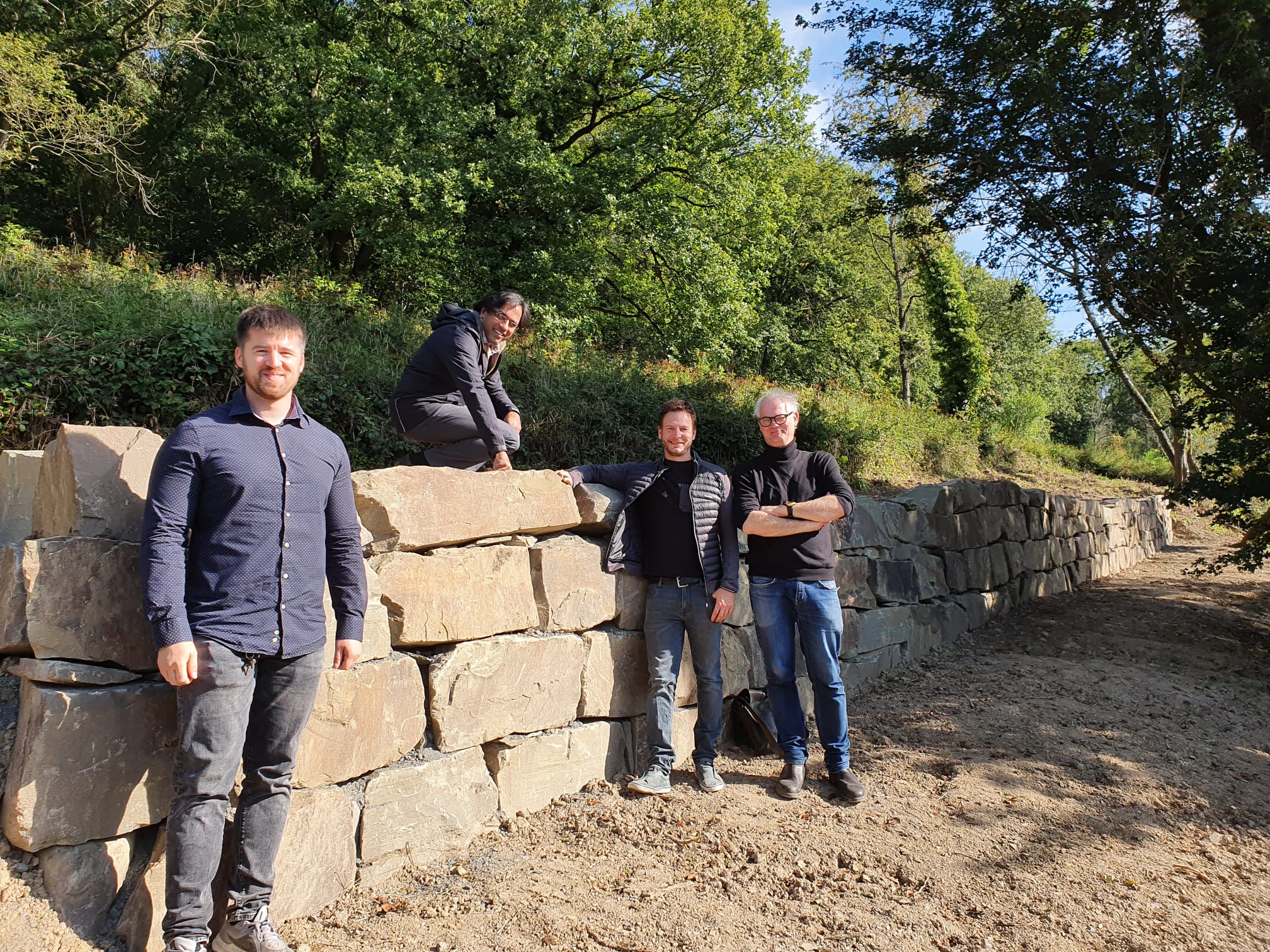 Vertreter von chance7 und der Stadt Bad Honnef freuen sich sehr über die neuen Trockenmauern